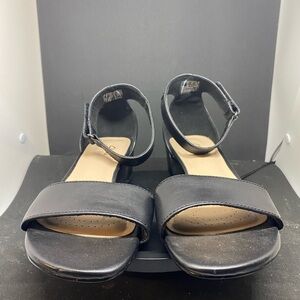 Elegant Clark’s Caroleigh Anya Black Women's Sandals EUC size 9.5